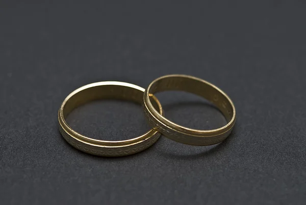 Zlaté snubní prsteny. — Stock fotografie