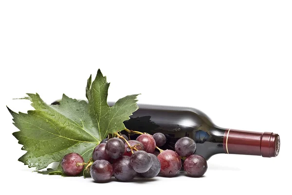 Červené víno a červené hrozny. — Stock fotografie