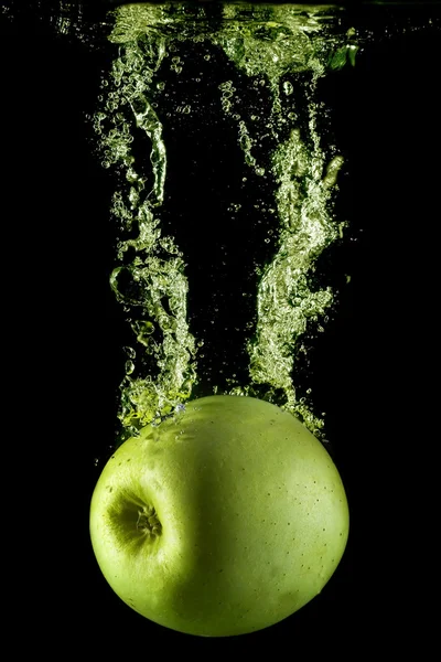 Zelené jablko a bubliny. — Stock fotografie