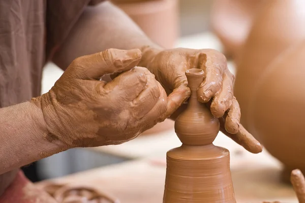 Potters handen werken. — Stockfoto