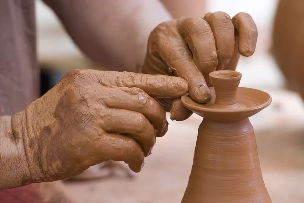 Oleiro trabalhando com argila. — Fotografia de Stock