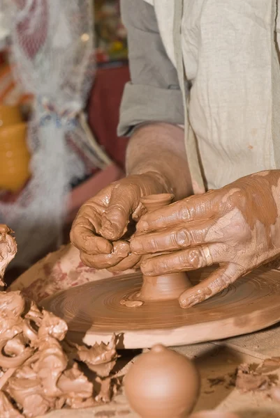Händer och lera. — Stockfoto