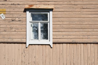 Eski ahşap evin eski kirli beyaz penceresi