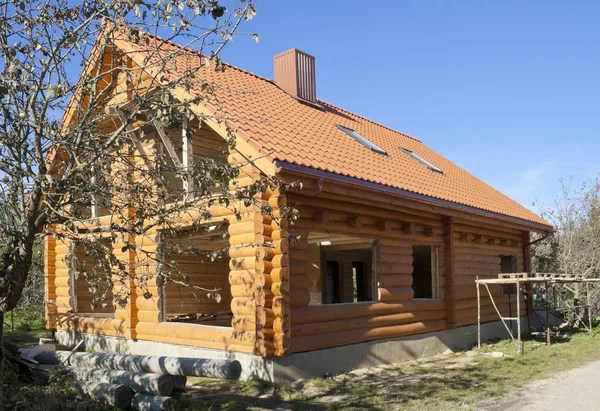 Строительство сельского деревянного дома из бревен — стоковое фото