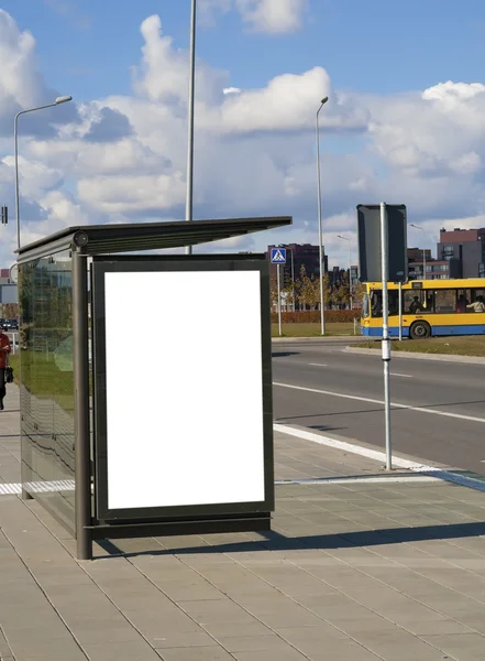 Bus stop on a high-speed highway near to a city — Stock Photo, Image