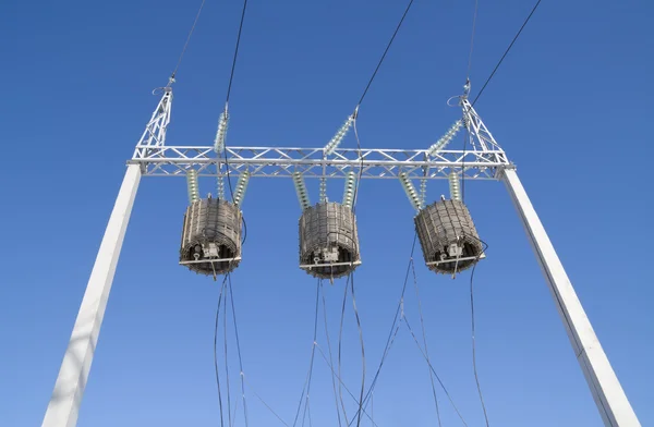 Trasformatori di alta energia contro il cielo — Foto Stock