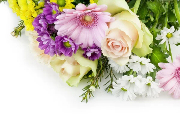 Flores para a namorada encontra-se na mesa branca — Fotografia de Stock