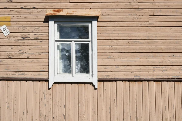 Stare brudne białe okno w starym drewnianym domu — Zdjęcie stockowe