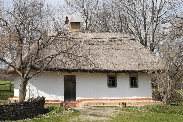 Сільських нежилих Український дім — стокове фото