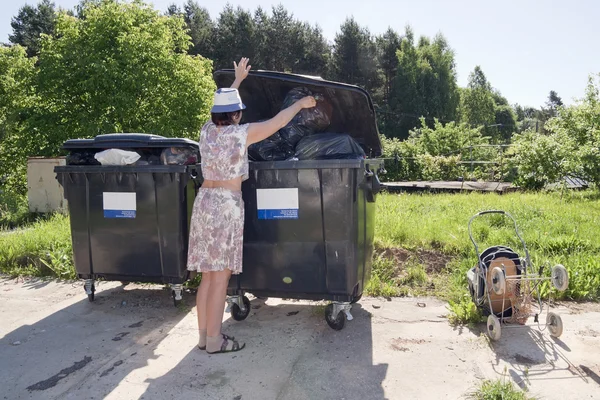 stock image The rural woman throws out household garbage
