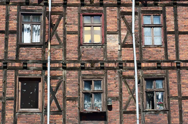 Parede de meia-madeira com janela — Fotografia de Stock