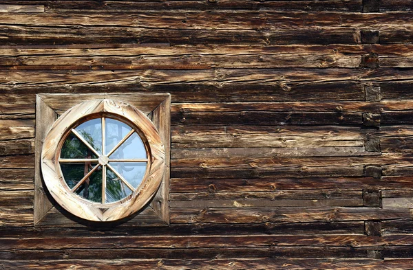 Fenster in Holzkirche — Stockfoto