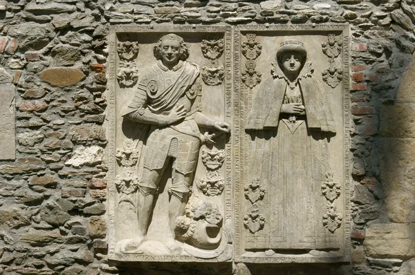 Стена церкви со скульптурой — стоковое фото