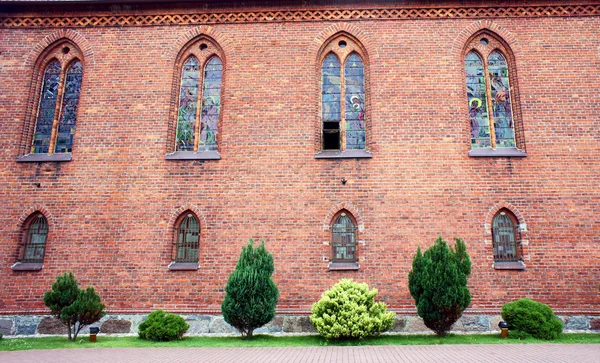 Vindu i gotisk kirke – stockfoto