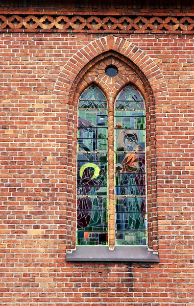 Janela na igreja gótica — Fotografia de Stock