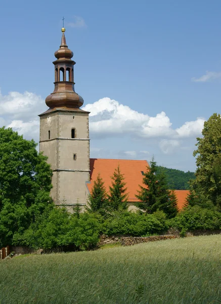 Wieża kościoła w okolicy — Zdjęcie stockowe
