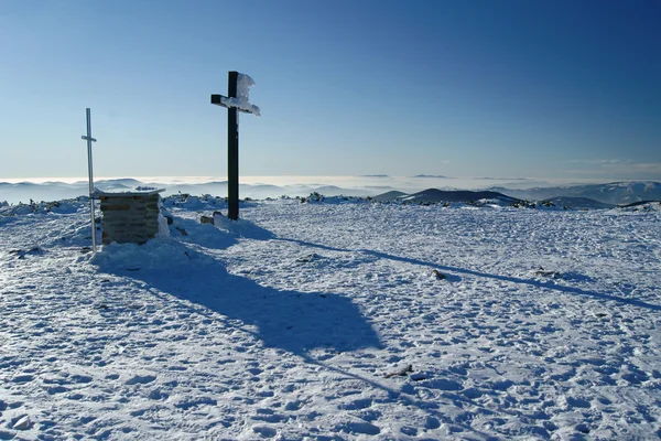 Gipfelkreuz im Winter in den Bergen — Stockfoto