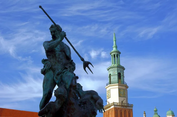 Monument en toren stadhuis in poznan — Stockfoto