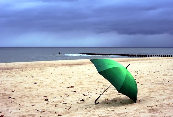 Plajda şemsiye — Stok fotoğraf