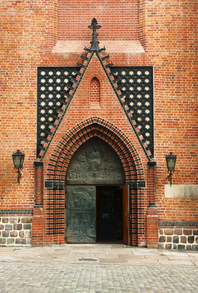 Portál v gotické katedrále kostelゴシック様式の大聖堂の教会でのポータル — Stock fotografie