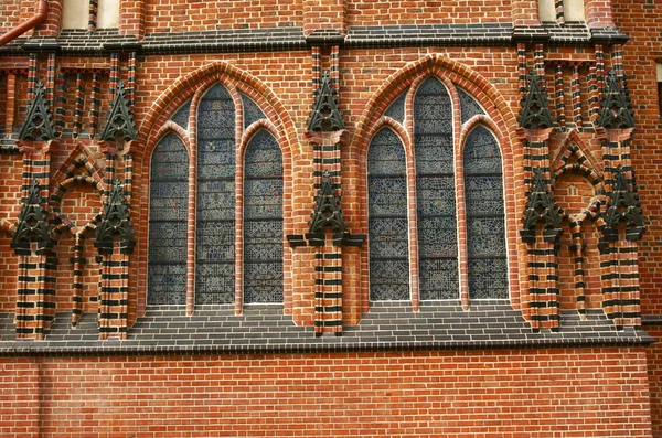 Okna v gotické katedrále kostel — Stock fotografie