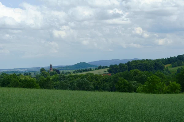 Kerktoren in platteland — Stockfoto