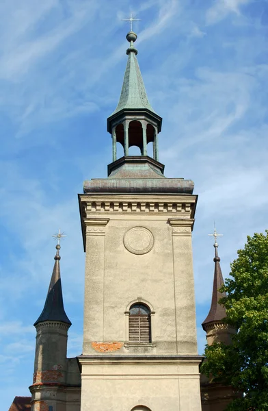 Церковна вежа в сільській місцевості — стокове фото