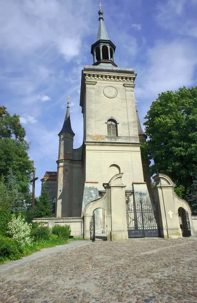 Церковная башня в деревне — стоковое фото