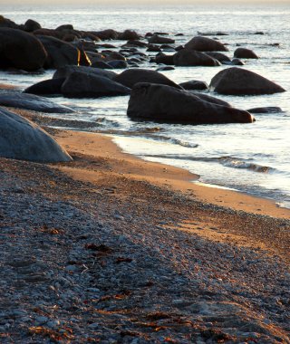 İsveç'te bir kayalık Sahil gün batımında