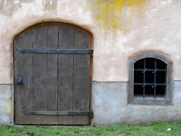 Prosty stary dom fasada — Zdjęcie stockowe