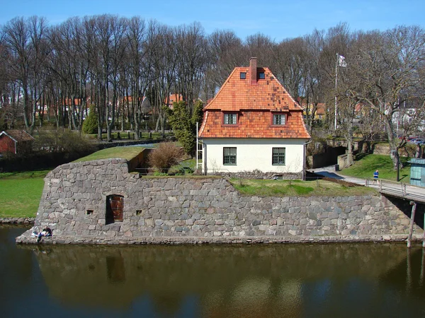Zweedse huis bij de rivier de kant — Stockfoto