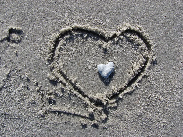 Серце намальоване в піску на пляжі — стокове фото