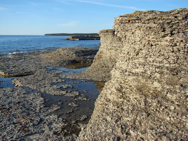 Kamenné moře pobřeží v létě — Stock fotografie