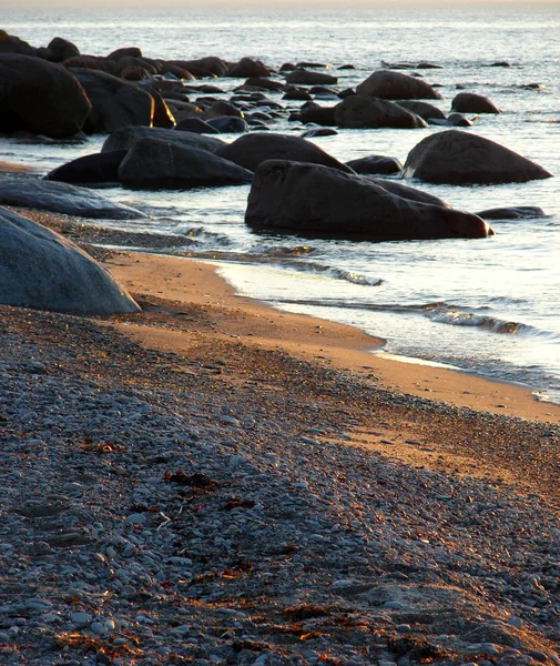 Pôr do sol em uma costa rochosa na Suécia — Fotografia de Stock