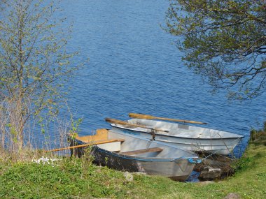 Göl kenarındaki küçük tekneler