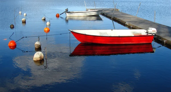 Pequeno barco no lago — Fotografia de Stock