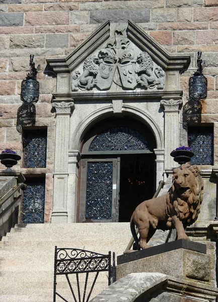Винтажная статуя льва — стоковое фото