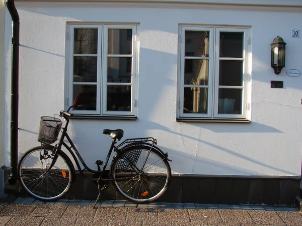 Weiße Wand mit Fenstern und Fahrrad — Stockfoto