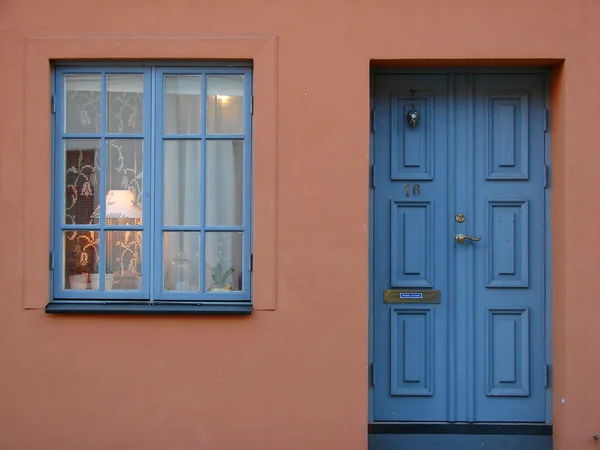 青い窓と赤い壁 — ストック写真