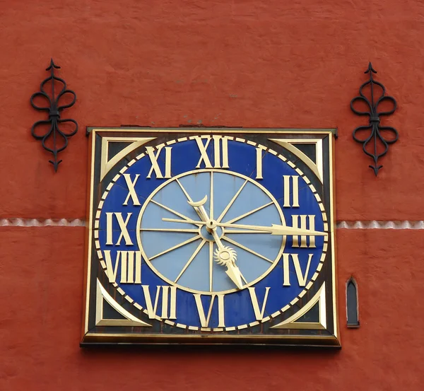 Relógio na parede vermelha — Fotografia de Stock