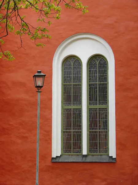 Красная стена с окном — стоковое фото