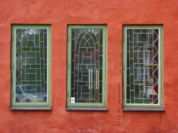 Röda väggen med windows — Stockfoto