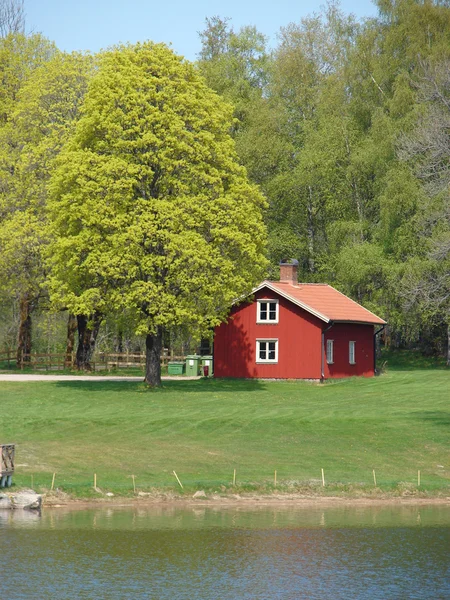 Casa de verão na costa na Suécia — Fotografia de Stock