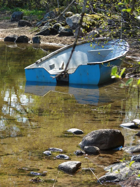 Malá loďka na jezeře — Stock fotografie