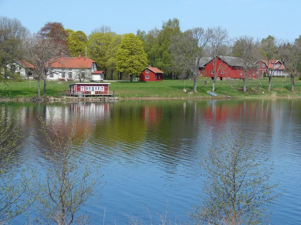 スウェーデンの海岸に別荘を建ててください。 — ストック写真