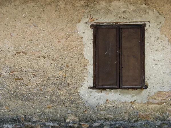 Старая стена с окном — стоковое фото