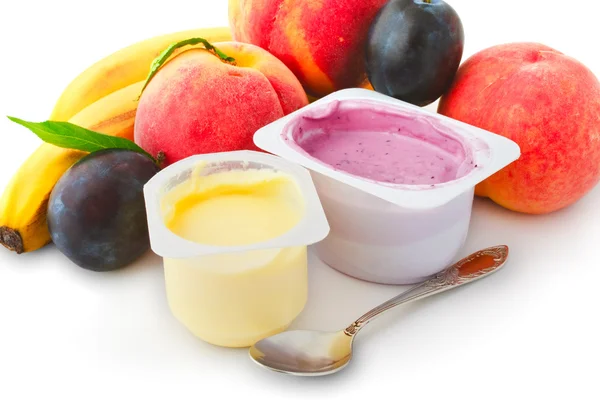 Фруктовые йогурты — стоковое фото