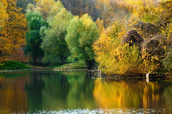 Fall on the lake — Stock Photo, Image