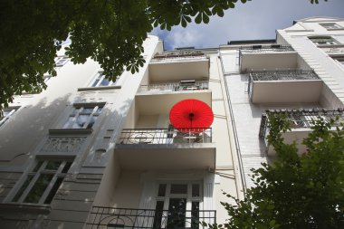 Roter Sonnenschirm