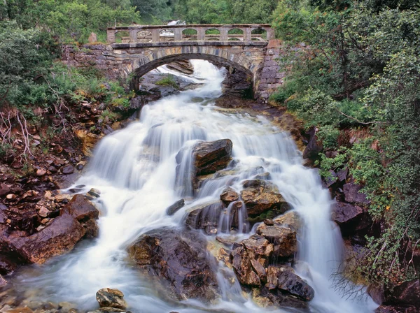 Bridge over stream — Stock Photo, Image
